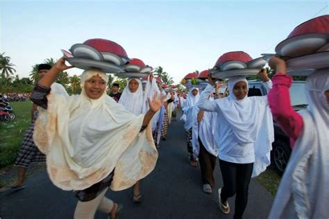 Ngejot Tradisi Lebaran Khas Bali Yang Pererat Kerukunan Umat Islam Dan Hindu