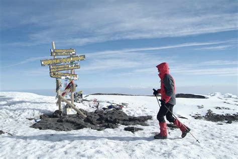 W jego skład wchodzą trzy szczyty będące pozostałością po. Jak wejść na Kilimandżaro - najwyższy szczyt Afryki krok ...