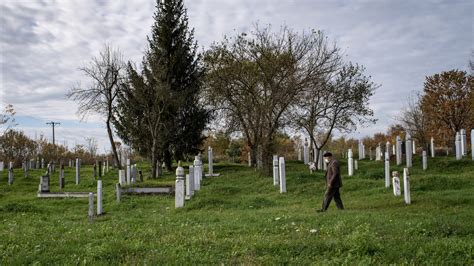 Under A Divisive Peace Wartime Rifts Hobble Hope In Bosnia The New