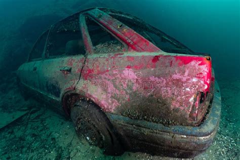 Wreckage Of An Old Abandoned Car Underwater In A Uk Quarry Stock Image