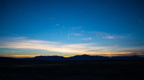 Con Trail Into Sunset Over Utah West Desert Wallpaper And Background