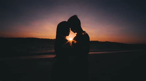 Download wallpaper 3840x2160 couple, silhouettes, love, sea, sunset ...
