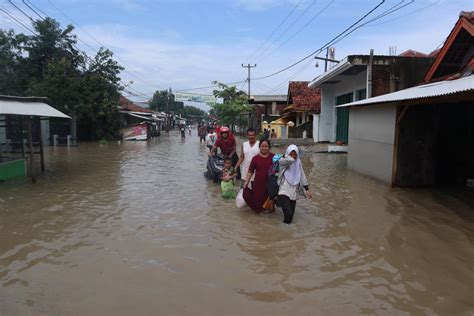Gambar tentang Banjir Terparah di Susukan Cirebon, Ribuan Rumah Terendam