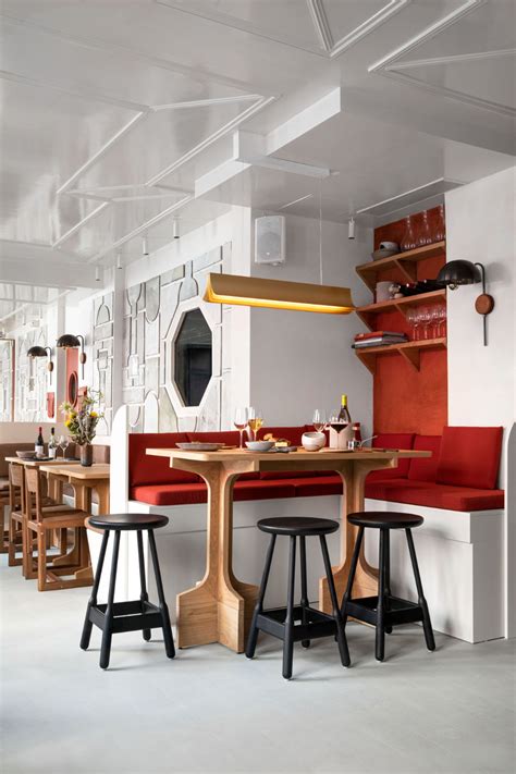 The table frame is brushed chrome in a complimentary slim profile and comes completely assembled. Épinglé sur Banquettes