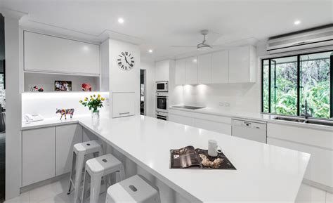 We like the dark upper cabinets with white lower cabinets. White on white: Minimalist kitchen design - Completehome