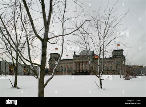 Berlin Reichstag In The Snow Stock Photo Alamy