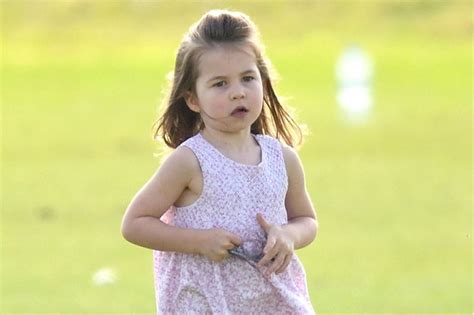 Auf dem aktuellen porträtbild trägt prinzessin charlotte ihre blonden haare offen und ein kleidchen mit blumenmuster. Prinzessin Charlotte | GALA.de