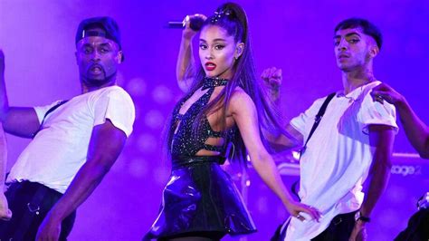 Concert Review Ariana Grande Sings 2 Special Songs For Mom Charlotte