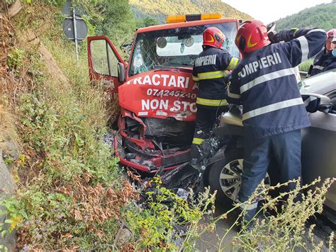 În urma precipitaţiilor bogate din ultima perioadă, au început să cadă. FOTO - Accident grav pe DN 7, la intrare pe Valea Oltului