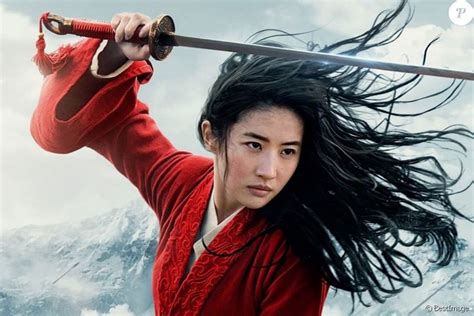 When mulan is bathing in the lake her face goes from dirty to clean of the closing credits appears in a red montage of mulan dancing and fighting, chinese characters, and scenes/locations from the film. Yifei Liu, héroïne du film Mulan. Photo diffusée par ...