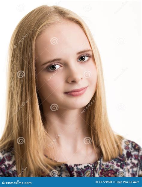 Красивый молодой белокурый девочка подросток в верхней части цветка Стоковое Фото изображение