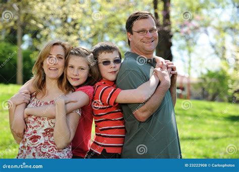 Junge Familie Mit Sohn Und Tochter Stockfoto Bild Von Frau Tochter