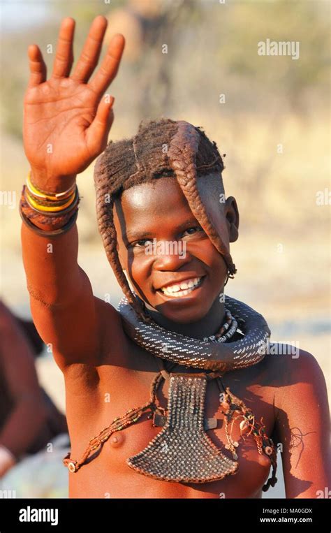 Junge Himba Mädchen Mit Den Typischen Halskette Und Zopf Frisur