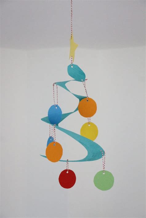 Leuchtende kinderaugen, ein wunderschöner weihnachtsbaum, der in hellem glanz im wohnzimmer erstrahlt. Bastelidee für Weihnachten: Pappteller-Tannenbaum ...
