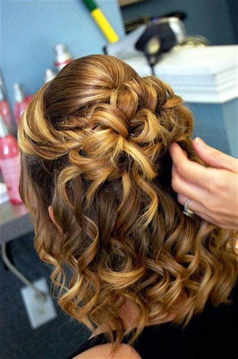 A unique and casual ombre coloring gives this mane a bold and vibrant look, with a lovely dark brown and red brown contrast. Prom Hairstyles & Haircuts For Shoulder Length Hair
