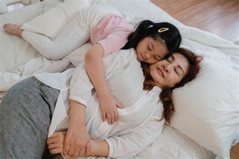 La Abuela Asiática Duerme En Casa Los Chinos Mayores Abuela Feliz Se