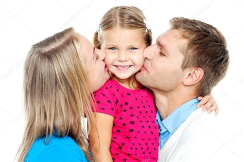 Mamá Y Papá Besando A Su Hermosa Hija — Foto De Stock 14150981