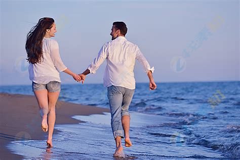 牵手散步沙滩情侣高清图片下载 找素材