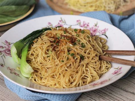 Wanton Noodle tossed in Oyster Sauce Recipe - Handpicked 