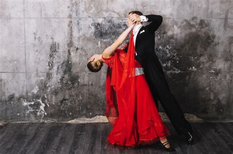 Milonga, spettacoli ed esibizioni con ballerini e maestri professionisti provenienti dall'argentina, i migliori maestri di tango argentino. Coppie che eseguono ballo vicino alla parete grigia | Foto ...