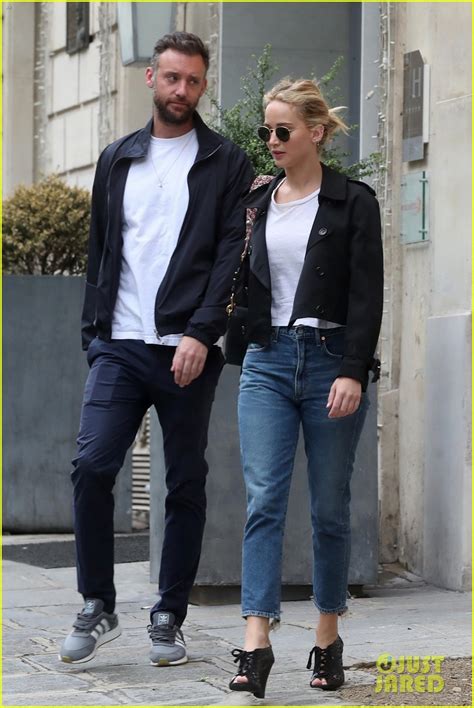 Lawrence, sanat galerisi sahibi sevgilisi cooke maroney ile nişanlandığı haberlerini doğruladı! Is Jennifer Lawrence Engaged to Cooke Maroney? | Photo ...