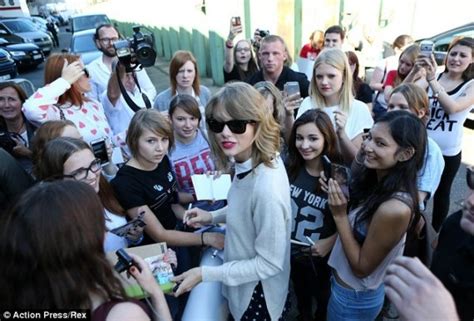 Taylor Swift Meets Fans