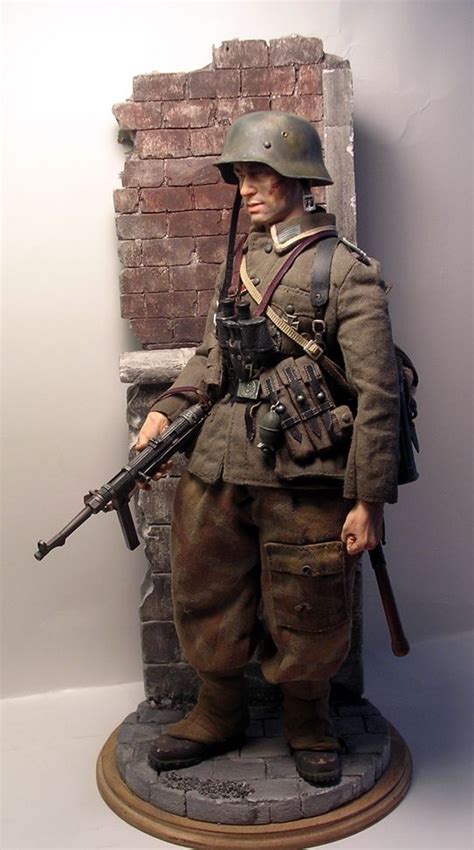 Soldat de la brigate nere ss italiens soldat italien avec un panzerschreck. Wehrmacht Deutsche Frisuren 1940