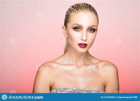 Cerrar Rubia Mitad Desnuda Mujer S Piel Perfecta Maquillaje Ojos Aislados En Pastel Rosa Pared