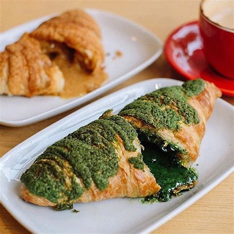 Beberapa di antaranya bahkan terkenal sampai mancanegara. 7 Makanan Warna Hijau Paling Sedap di Jakarta