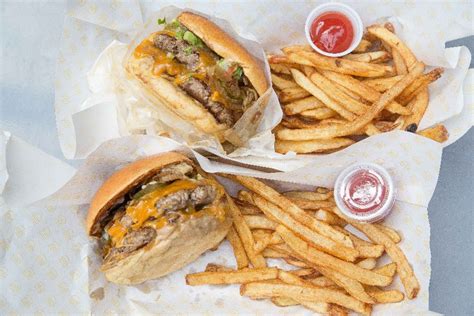 Nov 20, 2010 · clean the skillet with a paper towel, turn the heat to medium and add 1 tablespoon of oil. The Chilean, las hamburguesas en pan de papa que se toman barrio Italia