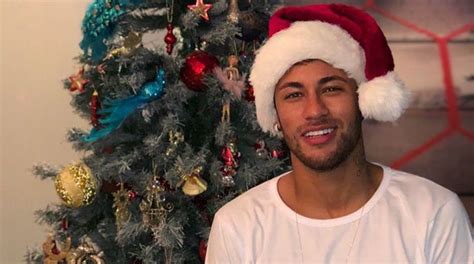 The photo in question was published on neymar's instagram and shows him with other people who are in quarantine with him, people who live and travelled together from paris to brazil, neymar's communication manager revealed. Neymar celebrates Christmas with family in Brazil