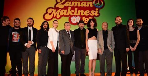 Bir zaman makinesi olan arabasıyla 1973 yılına 'ışınlanan' karakterimiz, hippilerin, hulahopun ve açık hava sefalarının moda olduğu 1970'lerde gelecekten geldiğini ispatlayabilecek midir? 'Zaman Makinesi 1973'ün galası gerçekleşti!
