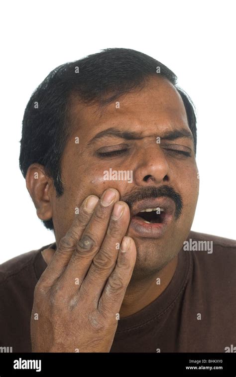 inder hand über mund mit zahnschmerzen stockfotografie alamy