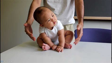 تطور #الرؤية عند #الاطفال و#الرضع baby vision development في حلقة جديدة للاجابة علي اسئلة المشاهدين نقدم لكل مشاهدي #قناة_عيادة_الأطفال تطور الرؤية عند. متى يجلس الطفل لوحده وأشهر أسباب لتأخر جلوسه