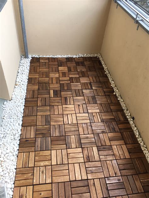 Fliesen sehen schön aus, doch müssten sie diese beim auszug mit viel aufwand auch wieder entfernen. Balcony Balkon IKEA Holz Holzfliesen Kies | Holzfliesen ...