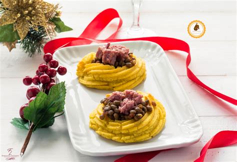 Zampone e cotechino sono i simboli delle festività natalizie, cibi saporiti che non mancano mai sulle tavole degli il cotechino con lenticchie è una delle ricette più classiche per il cenone di capodanno! CESTINI DI PATATE CON LENTICCHIE E COTECHINO sfiziosi e facili
