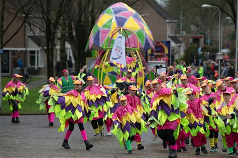Rijen Dik Publiek Voor Holtense Carnavalsoptocht Met Deelnemers Van Deventer Tot Beuseberg