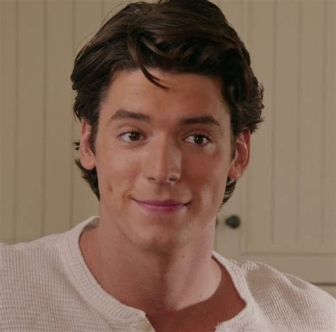 American actor who has appeared in films like 2014's a most violent year and 2016's indignation. Pico Alexander Resimleri - Sinemalar.com
