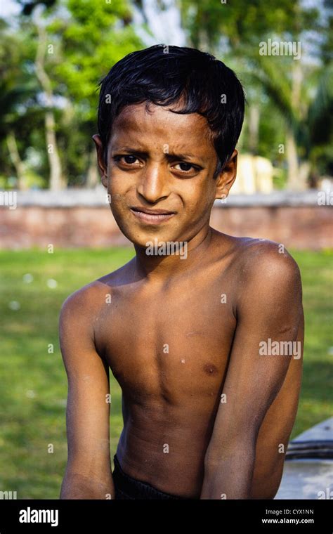 Porträt Von Halb Nackt Melancholischen Jungen Bagerhat Bangladesch Stockfotografie Alamy