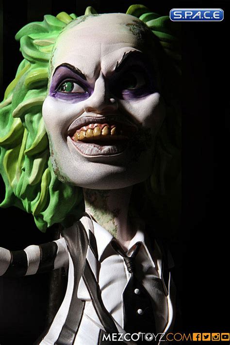 Lydia is an outcast and beetlejuice is pretty much the only who relates to her. Beetlejuice Stylized Roto Figure (Beetlejuice)
