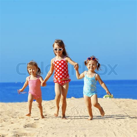 Glückliche Kinder Spielen Am Strand Im Sommer Stockfoto Free Download