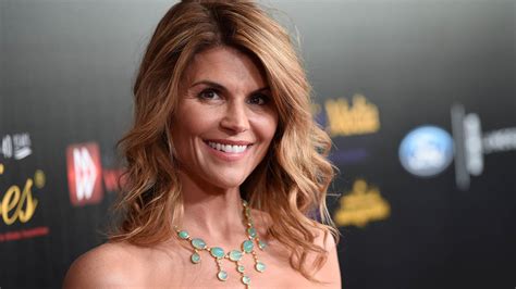 Actress Lori Loughlin Confirms Aunt Beckys Return For Full House Reboot On Gma Abc7 Los Angeles
