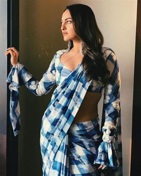 Throwback When Sonakshi Sinha Teamed With Plaid And Floral Print Blue Saree Looked Gorgeous