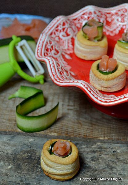 Il salmone è condito semplicemente con aromi freschi, poi tagliato a cubetti e aggiunto alle uova sbattute. Vol au vant con ricotta e salmone affumicato | Ricotta