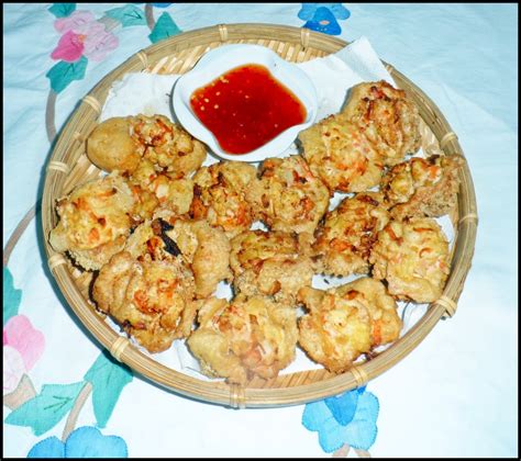 Masukkan bawang putih dan goreng hingga kekuningan. Taufo Pok Goreng Berinti