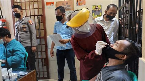 Sat Tahti Polres Tanggamus Bersama Nakes Dinkes Test Swab Tahanan