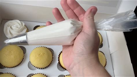 Basic Piping How To Hold And Use A Piping Bag And Tips Youtube