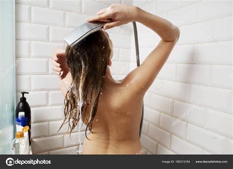 Sch Ne Nackte Junge Frau Unter Der Dusche Im Badezimmer