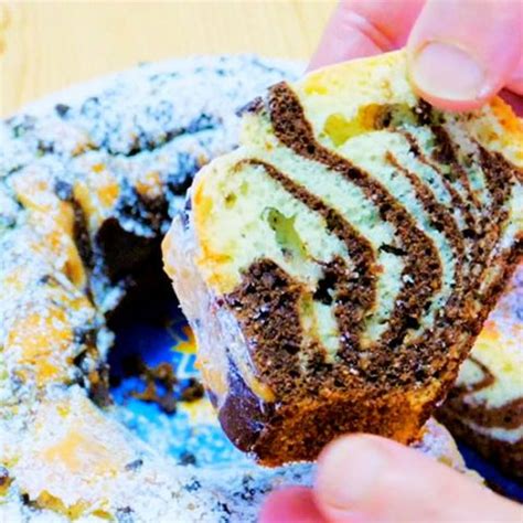 In ogni ricettario nella sezione dolci è presente una o più ricette per realizzare torte e unite ai tuorli l'olio di semi e il latte a filo mescolando con le fruste a bassa velocità. Ricetta ciambellone all'acqua senza latte e senza burro ...