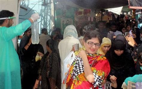 حیدر آباد ریشم بازار میں آنے والی خواتین پر سینی ٹائزراسپرے کیا جارہا ہے